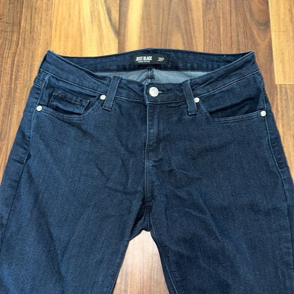 Just Black Cadence Distressed
Skinny Jeans Size 28 Petite - Picture 3 of 5